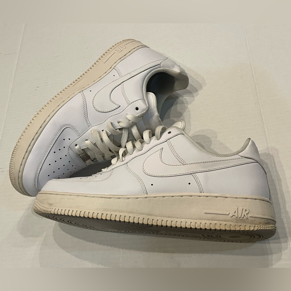 Pre-owned Low top white n sail
Air Force 1s
